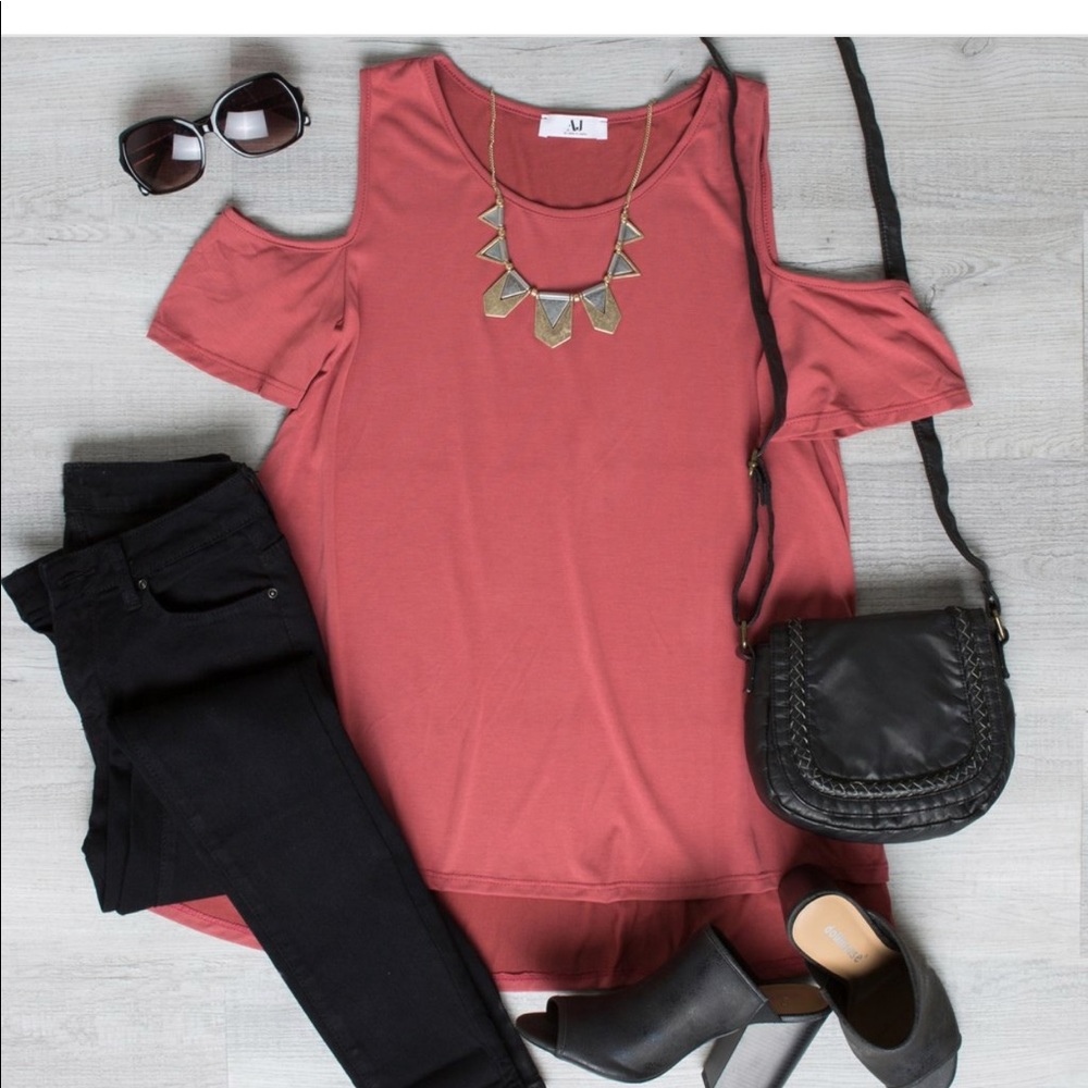 Cold shoulder blouse In Rose - Picture 2 of 2